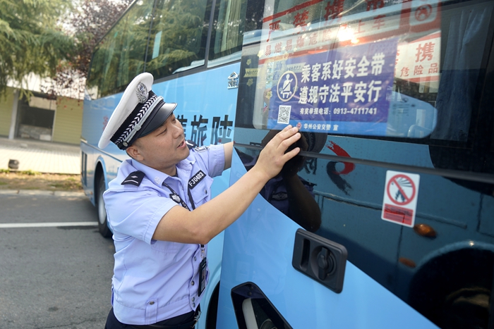 華州公安交警國慶前夕走進旅游景區進行交通安全大檢查。