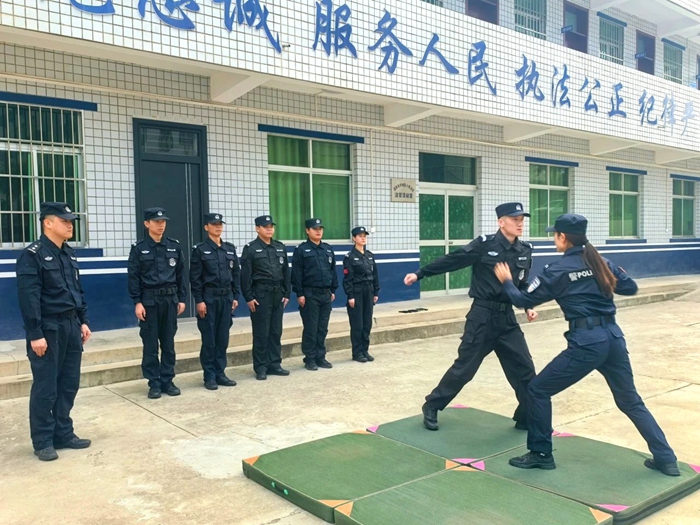 華州區法院法警大隊組織全體法警進行了為期5天的集中訓練。