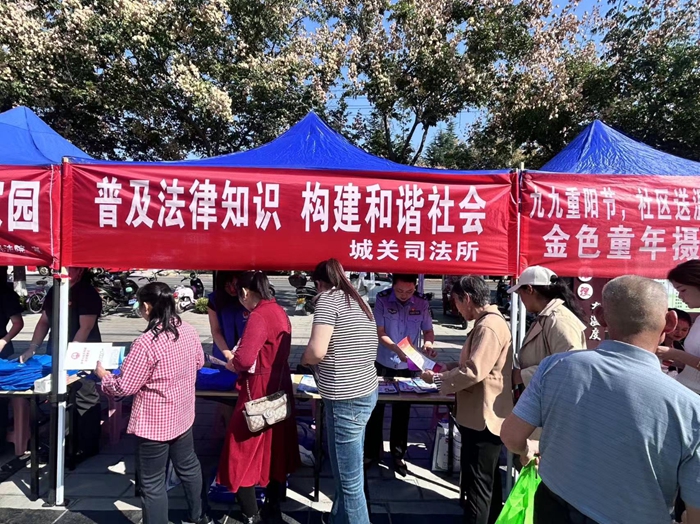 合陽縣城關司法所開展重陽節普法宣傳進社區活動。