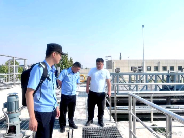 富平公安莊里派出所對轄區涉及使用劇毒易制爆危險化學品企業進行安全檢查。