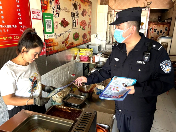 白水縣公安局堯禾派出所聯合縣局國保大隊在轄區開展反邪教知識宣傳活動。