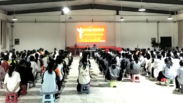 大荔公安民警走進羌白初中為女生上了一堂“女生法治課”。