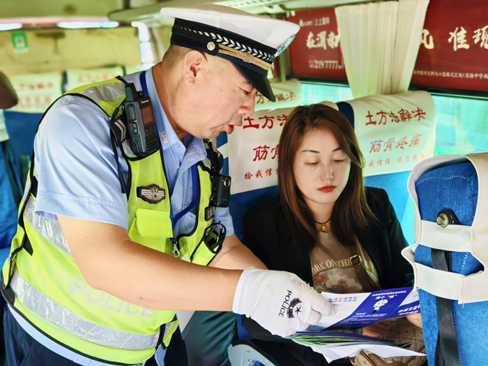 臨渭交警走進客運公司開展安全宣傳與教育活動。