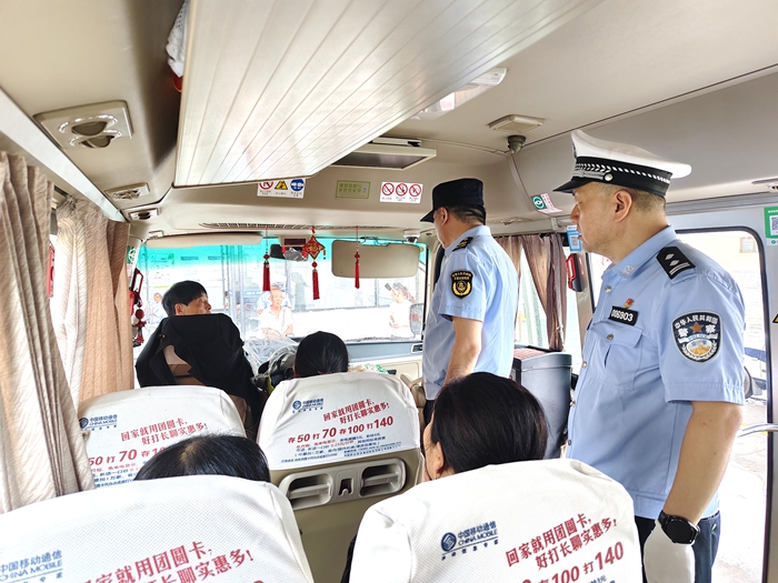 白水公安交警深入客運企業開展節前安全檢查。