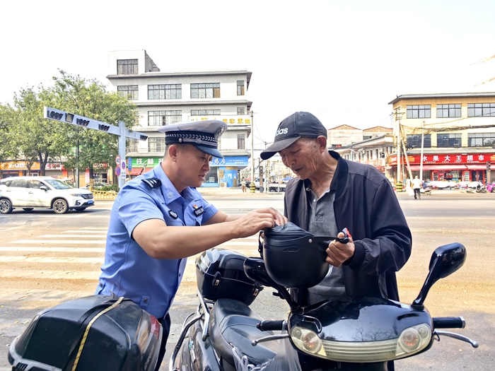 大荔公安交警聯合鎮政府贈送安全頭盔宣傳活動。