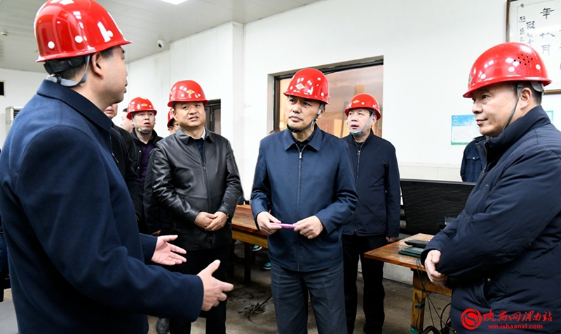 市委常委、市委政法委書記劉凱深入白水縣督導督辦重點工作。圖為在新元發電有限公司了解企業環保、集中供熱、安全生產等工作。記者 許艾學 攝