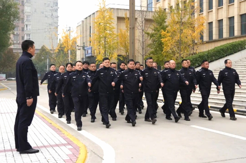 大荔公安民警積極參加禮儀隊列訓練。