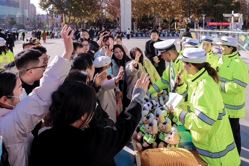 韓城公安交警隆重舉行第十三個122“全國交通安全日”啟動儀式。