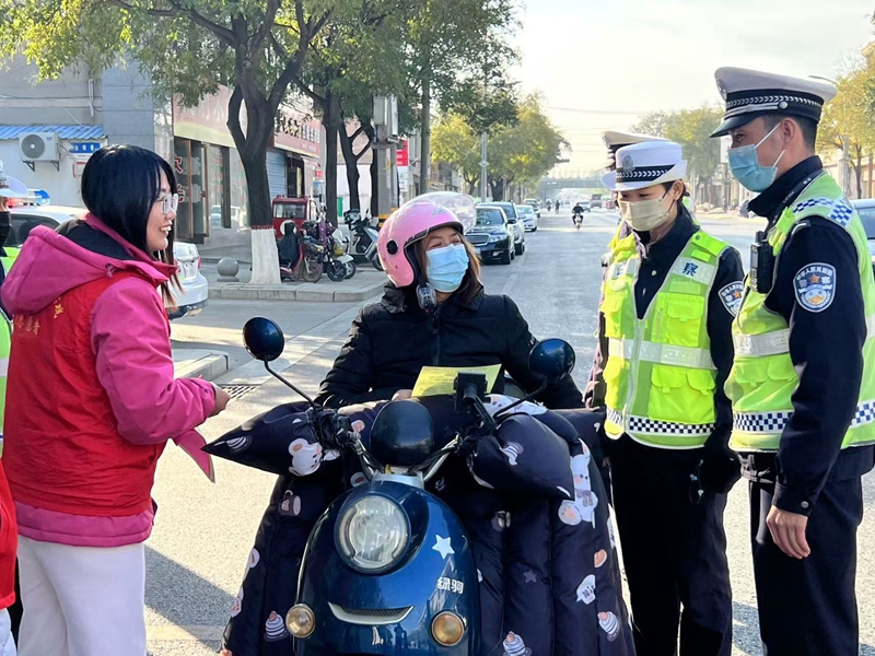 富平縣公安局交警大隊聯合多部門開展122“全國交通安全日”系列主題宣傳活動。