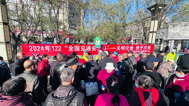 合陽縣公安局交警大隊在縣中心廣場開展122“全國交通安全宣傳日”主題活動。