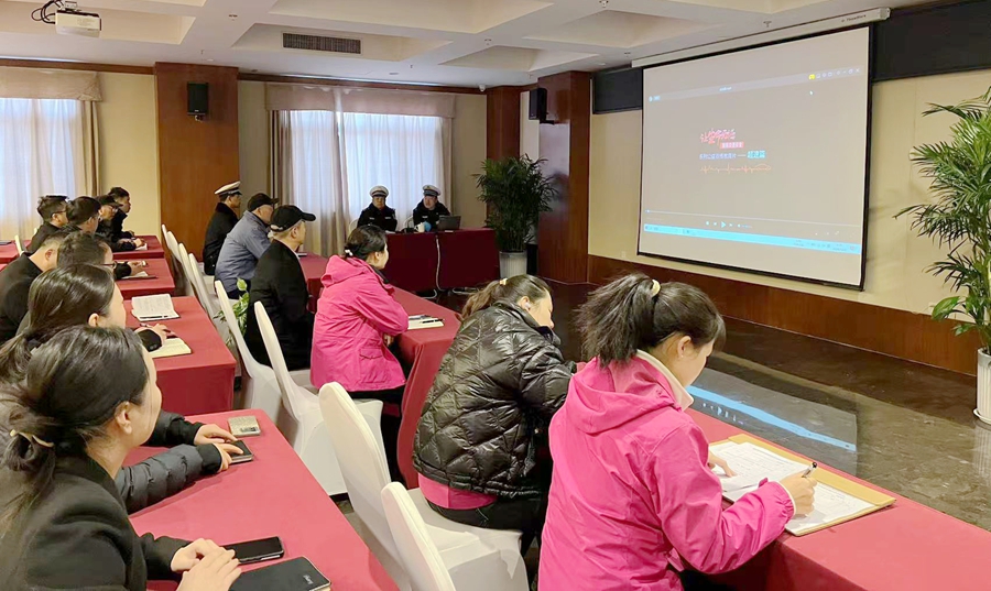潼關交警開展交通安全知識進企業宣傳培訓活動。