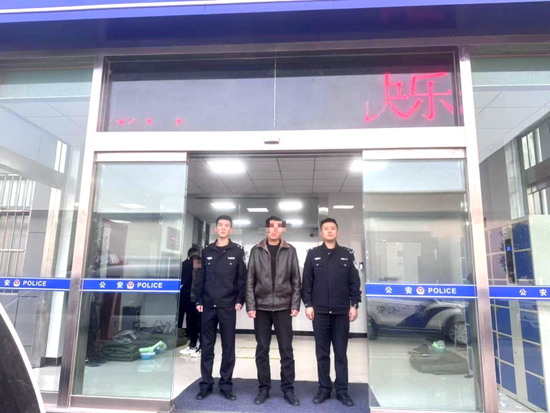 臨渭公安規勸一名網上逃犯投案自首。