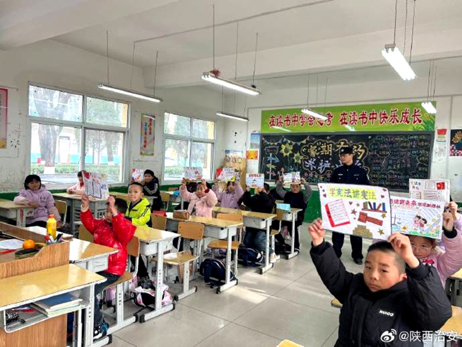 富平曹村派出所在學校開展憲法宣傳活動.