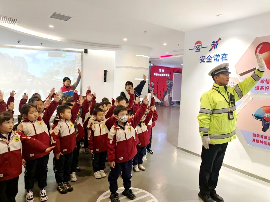 臨渭交警帶幼兒走進交通安全教育基地開啟交通安全體驗課。