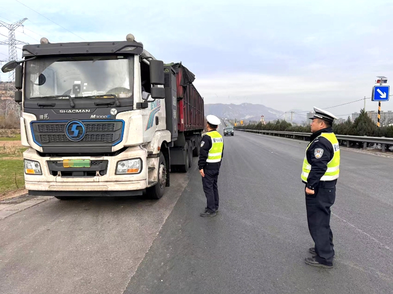 韓城交警大隊持續開展貨車違法行為專項整治行動。