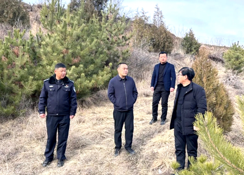 白水公安堯禾派出所與堯禾鎮(zhèn)政府聯(lián)合開(kāi)展冬季巡林護(hù)林專項(xiàng)工作。