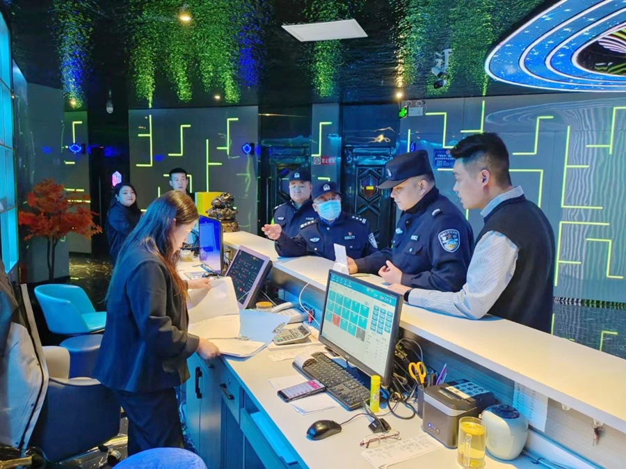 合陽縣公安局金水派出所組織警力開展夜間治安清查行動。
