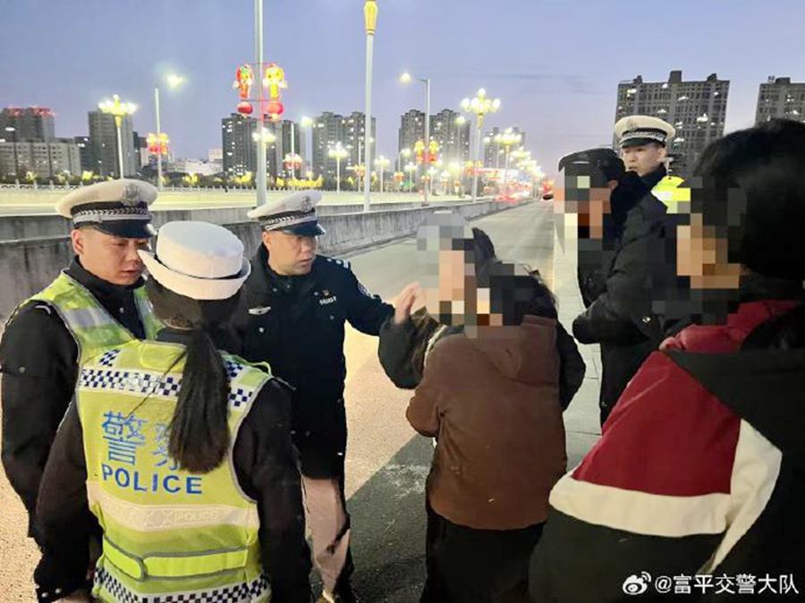 富平交警巡邏途中及時化解一安全隱患.