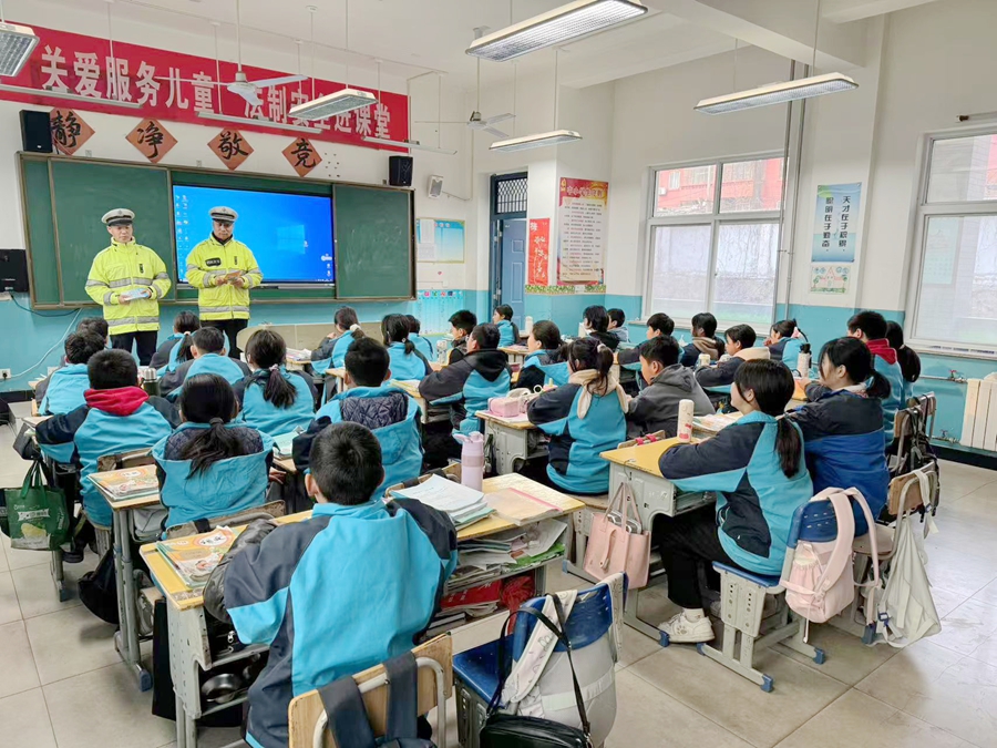 韓城公安交警走進學校開展冬季交通安全宣傳活動。