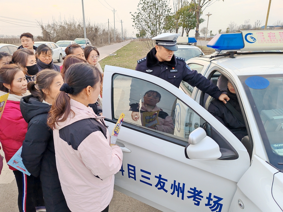 大荔交警深入轄區駕校開展交通安全宣傳教育活動。