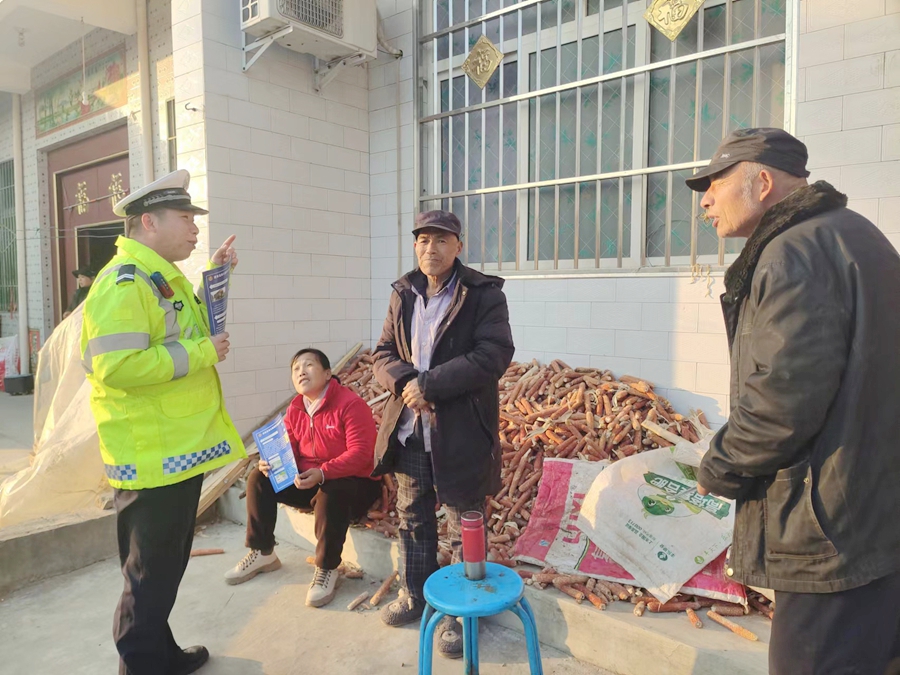 高交大隊閻禹中隊富平分隊走進轄區沿線村莊開展冬季道路交通安全宣傳活動。