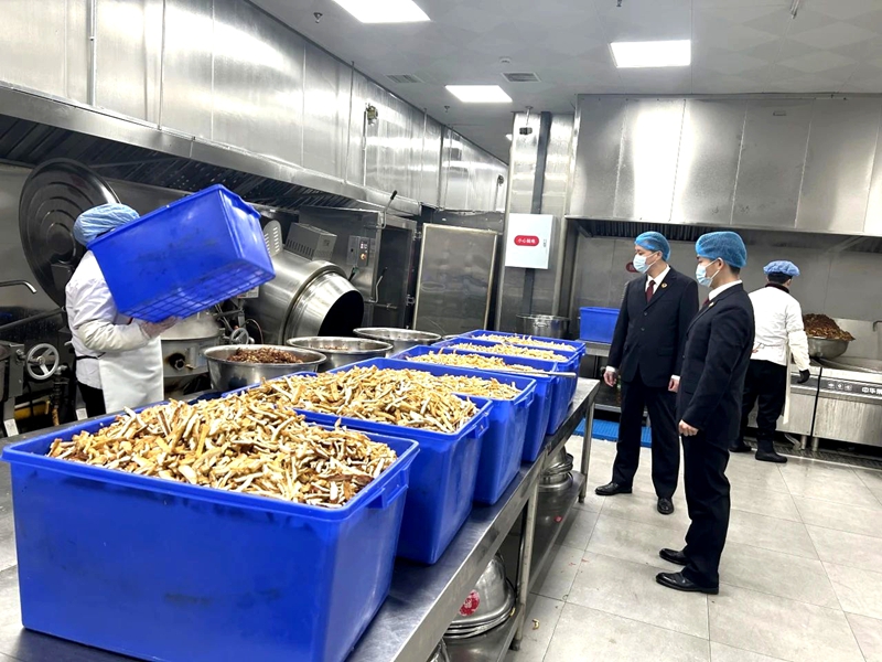 大荔縣人民檢察院聯合縣市場監督管理局深入大荔縣多所中小學開展校園食品安全監督活動。
