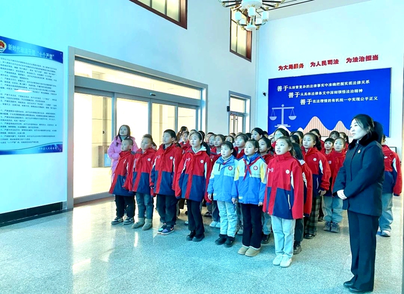合陽縣城關第三小學56名師生走進檢察院近距離接觸檢察工作。