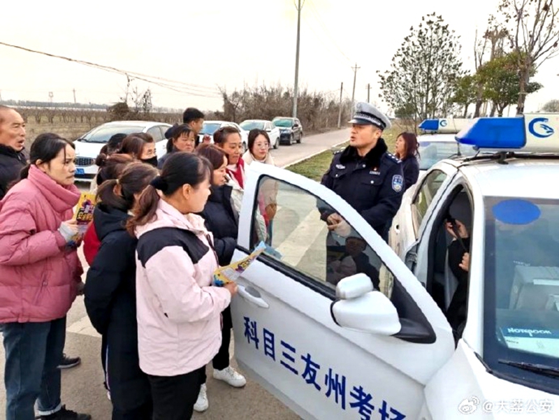 大荔公安交警深入駕校開展交通安全宣傳教育活動。