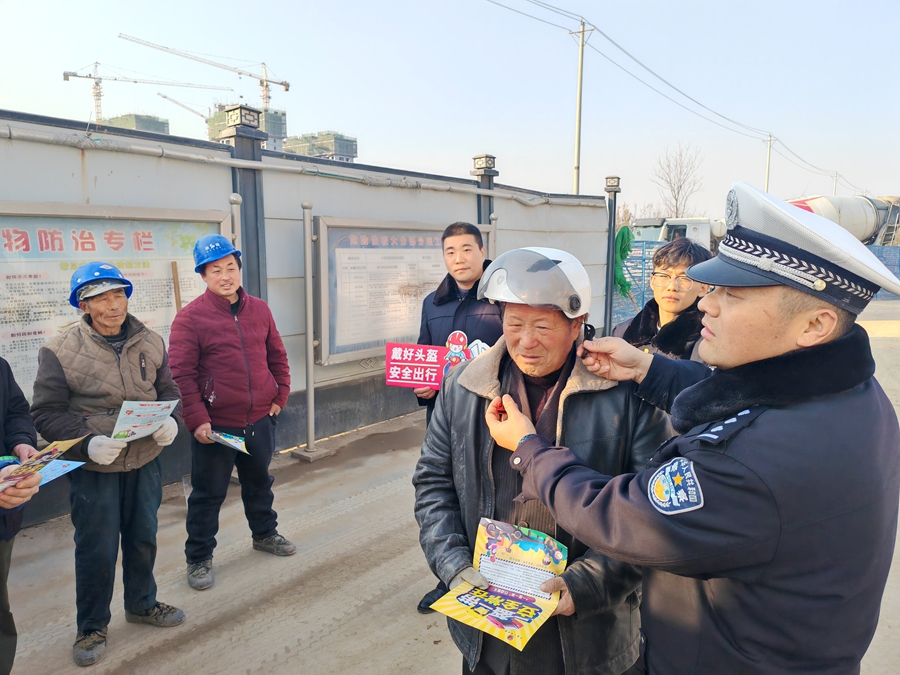大荔公安交警進轄區貨運企業開展交通安全宣傳活動.