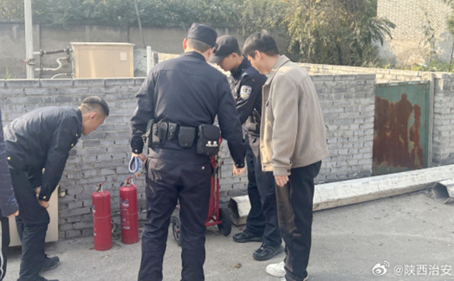 韓城桑樹坪派出所深入轄區加油站開展安全檢查工作。