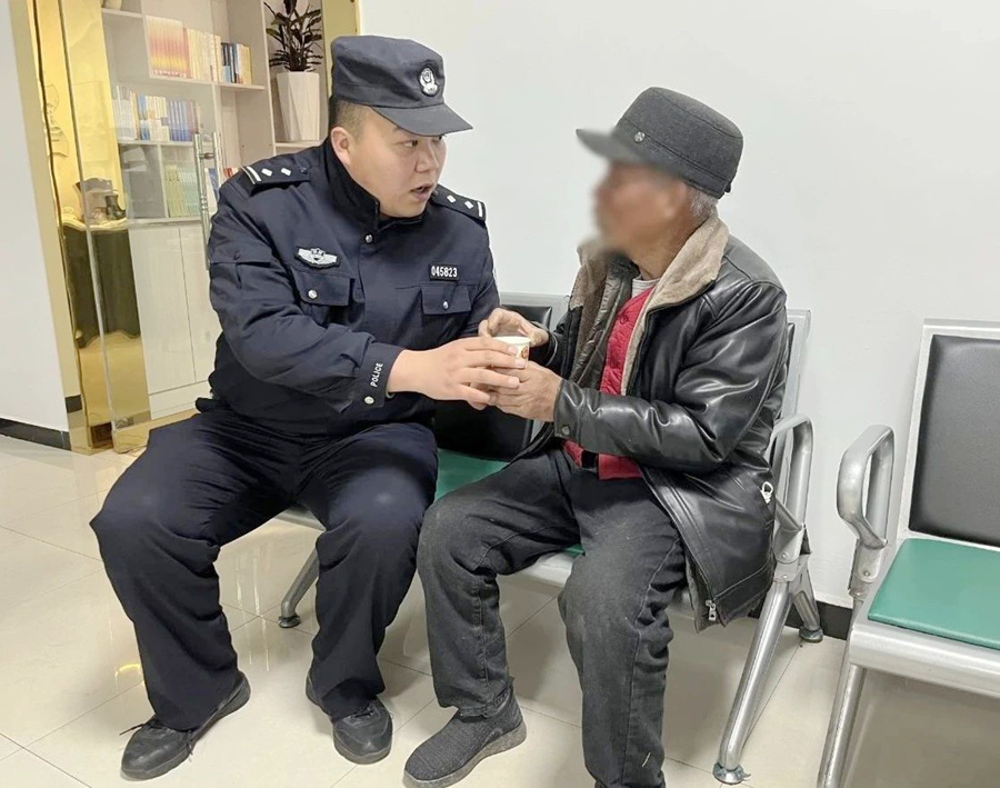 合陽公安暖心救助走失老人。