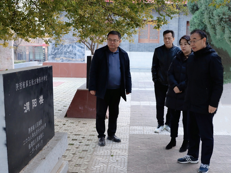 臨渭區人民檢察院檢察長崔宏武一行實地尋訪轄區文物古跡。