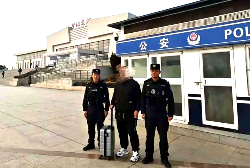 華陰公安巡特警助力游客找回遺落行李箱。