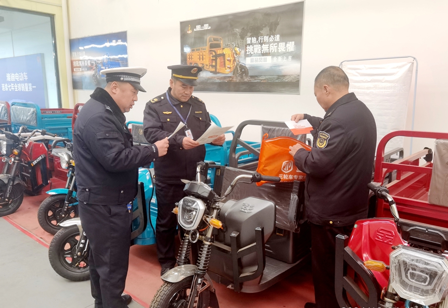 大荔公安交警開展“貨車非法改裝、電動車非法銷售”專項治理活動.