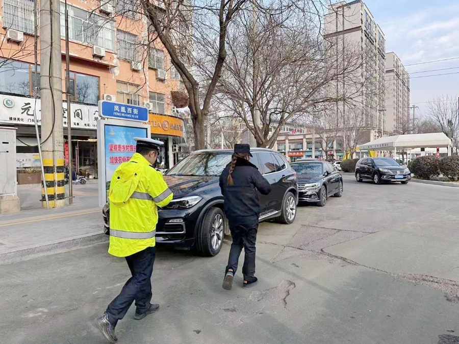 合陽縣公安局交警大隊聯合城管部門對城區亂停亂放違法突出問題進行專項整治。