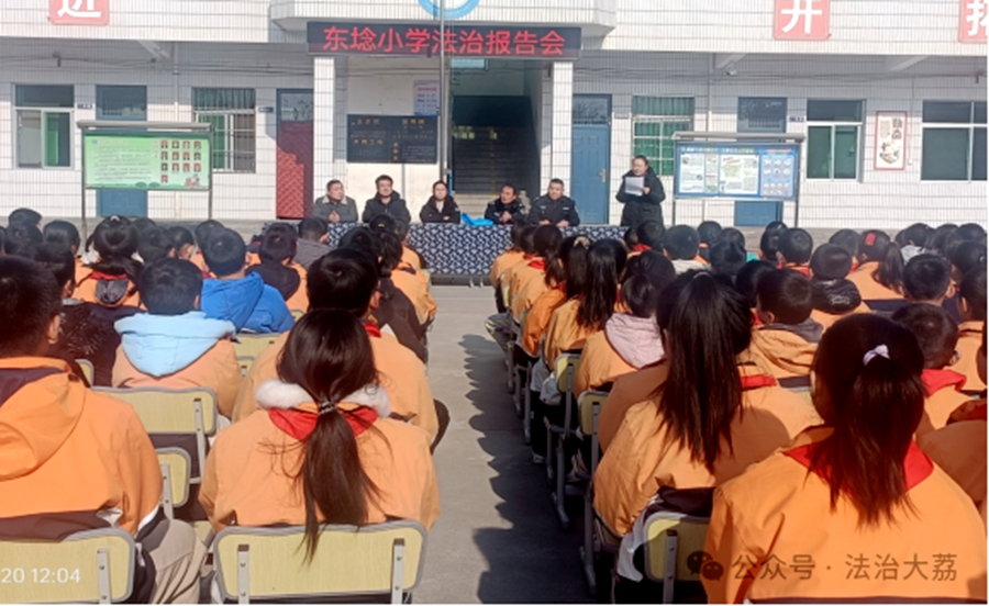 大荔縣司法局埝橋司法所邀請法律顧問郭萌輝走進東埝小學開展法治宣傳活動。