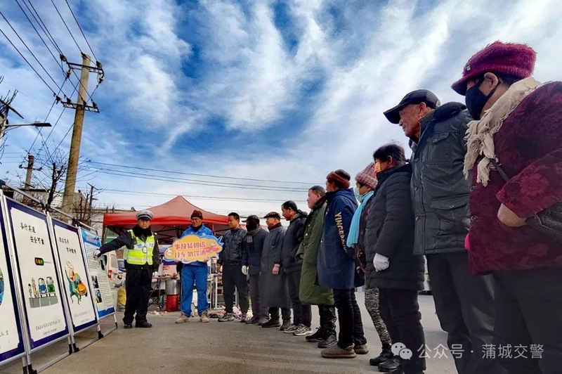 蒲城公安交警借集會開展“千村宣教”主題活動。