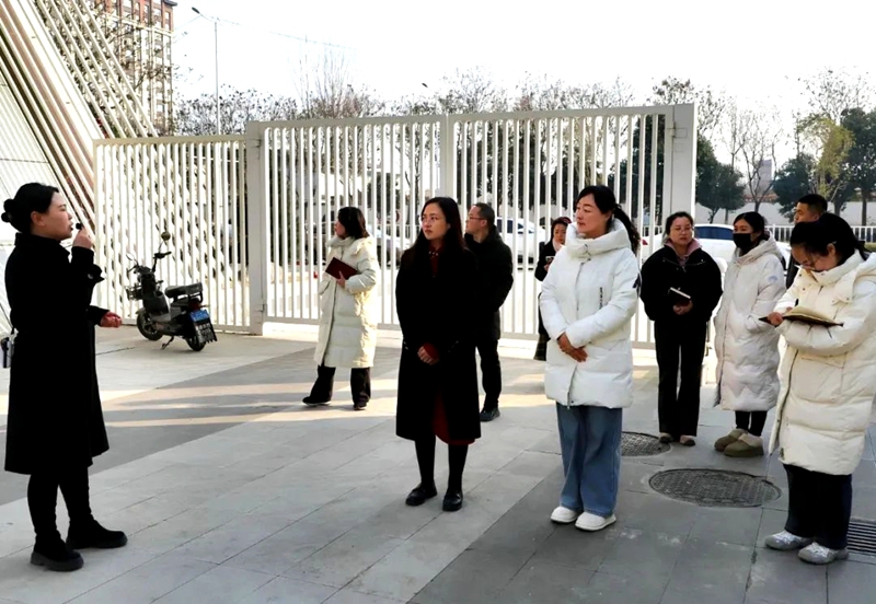 潼關法院干警實地走訪房地產企業。