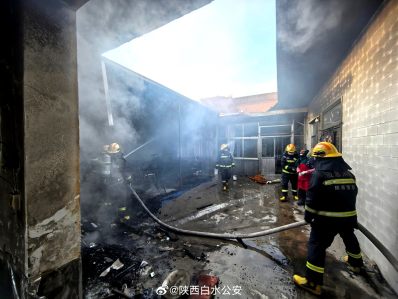 白水民警與消防員攜手滅火。
