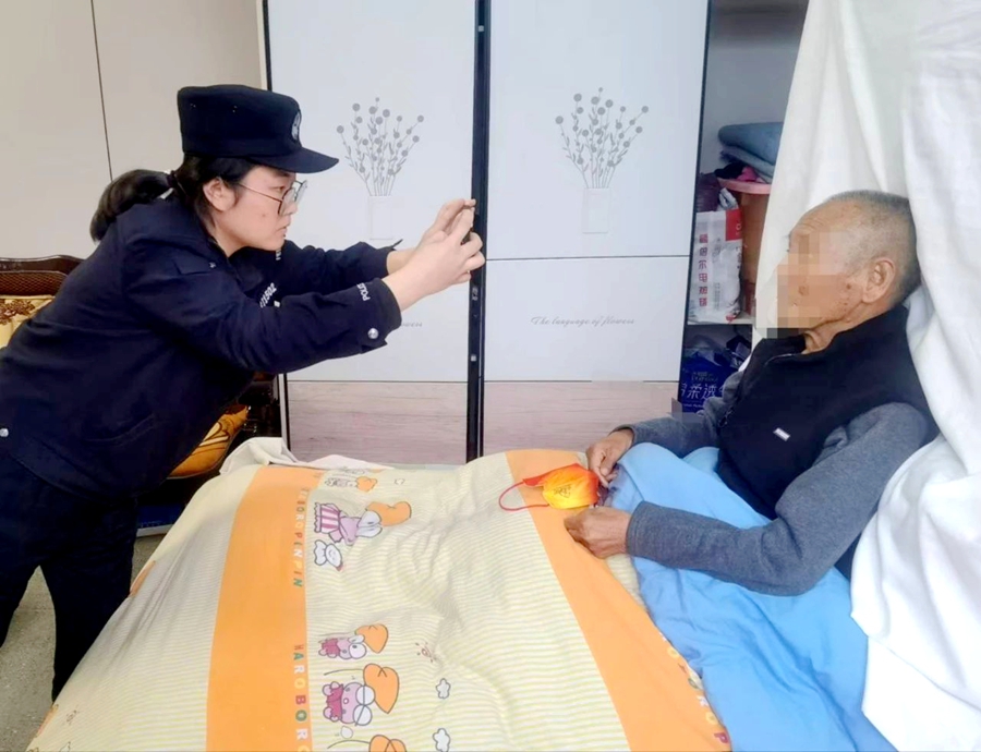 合陽公安民警上門為老人補辦身份證。