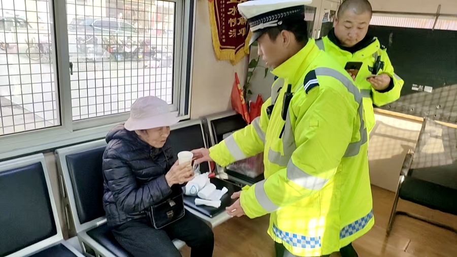 高新交警暖心救助迷路老人。