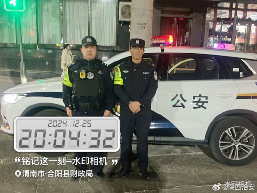 合陽金水派出所民警在街頭巷尾等人流量較大區域開展治安巡邏.