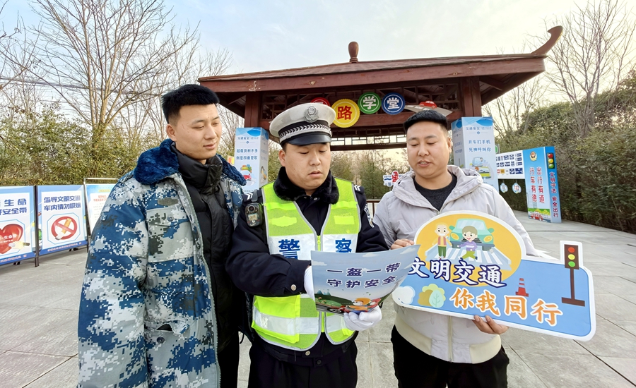 蒲城交警依托興鎮執法檢查站開展冬季交通安全宣傳教育。