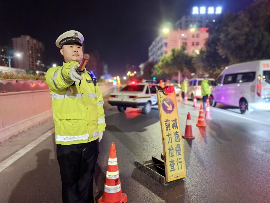 高新交警大隊開展周末夜查統一行動。