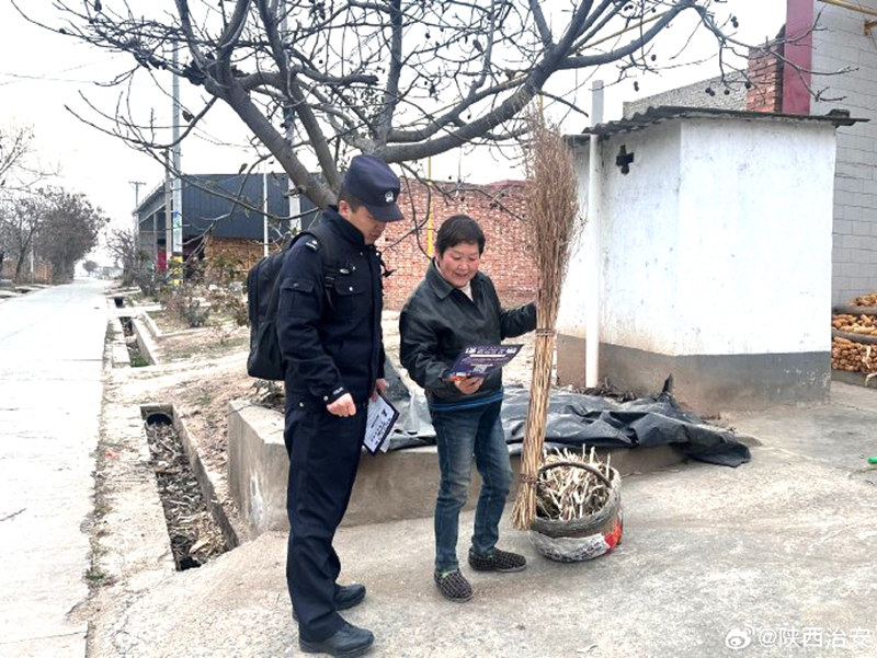 富平公安留古派出所組織民警常態(tài)化開展“背包警務”。