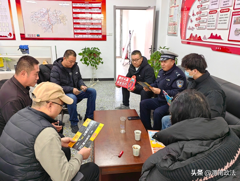 大荔公安交警走進轄區(qū)機關單位開展冬季道路交通安全宣傳活動。