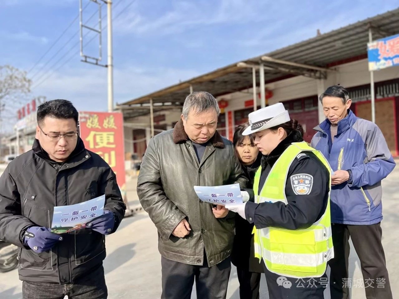 蒲城公安交警開展交通安全警示教育。
