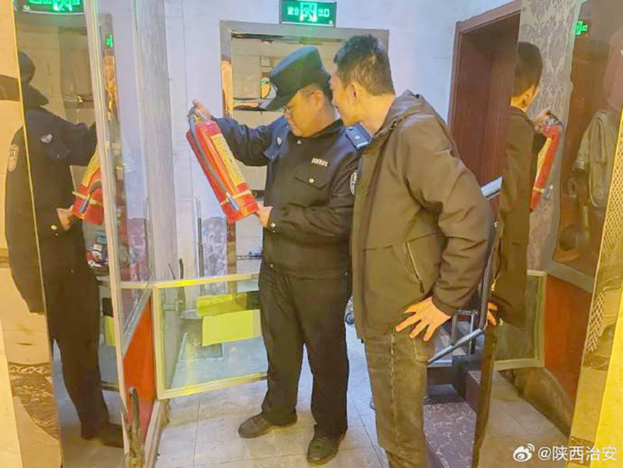韓城龍門派出所組織專項巡邏隊伍開展夜間治安巡邏.