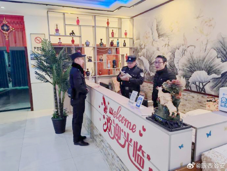 富平美原派出所組織警力對轄區內賓館開展了全面清查行動。