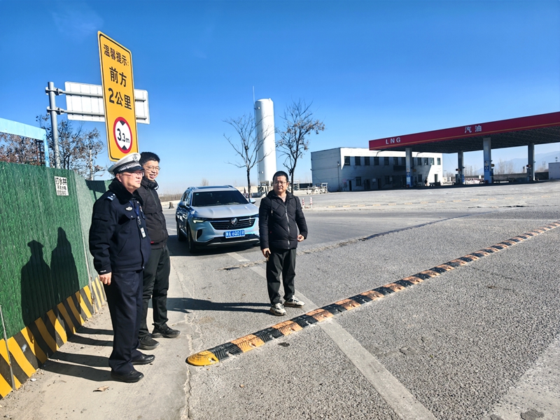 華州公安交警聯(lián)合多部門開展隱患治理路段“回頭看”工作。